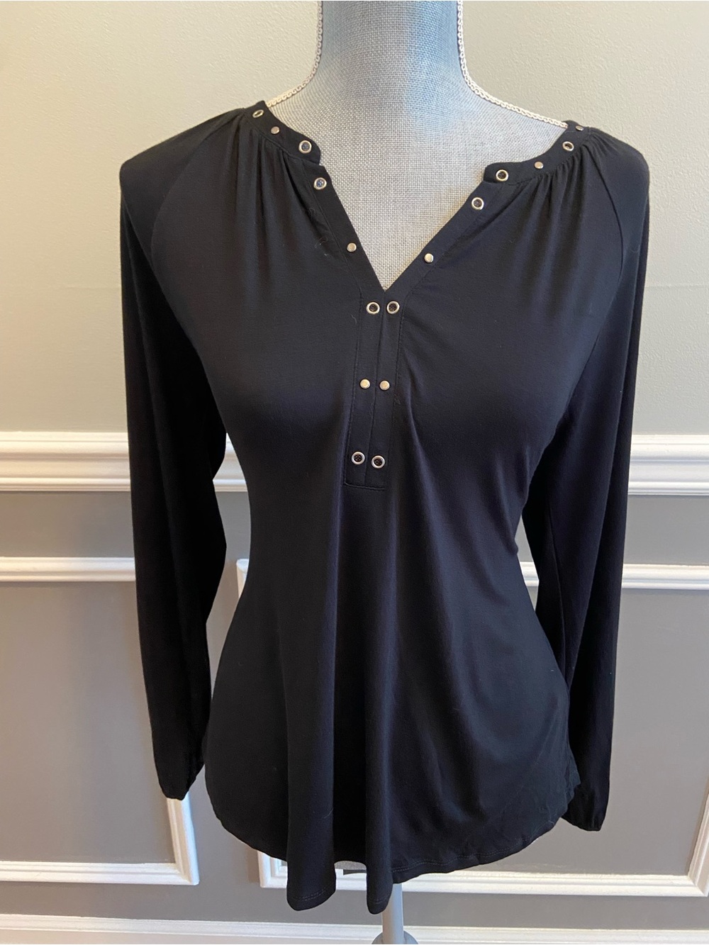 Cable & Gauge Black Blouse Women’s Size Medium Metallic Snap V-neck NEW